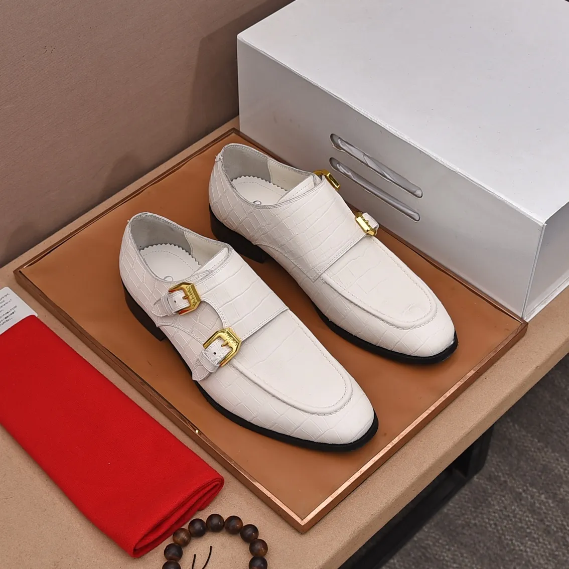 Men's shoes 💰560 (high-end, all cowhide) GUCCI high-end formal leather shoes, original imported fabrics from Italy, cowhide lining, original hardware. I believe you will be struck by it from the first moment you see it. The avant-garde atmosphere can no longer fully interpret its elegance. AAA grade rubber outsole, super comfortable. Original counter last, ensuring its original version and quality. The simple upper ensures its comfort and breathability. A pair of truly good shoes has its own unique soul, famous quality, regular size 38-44 (45 46 customized)